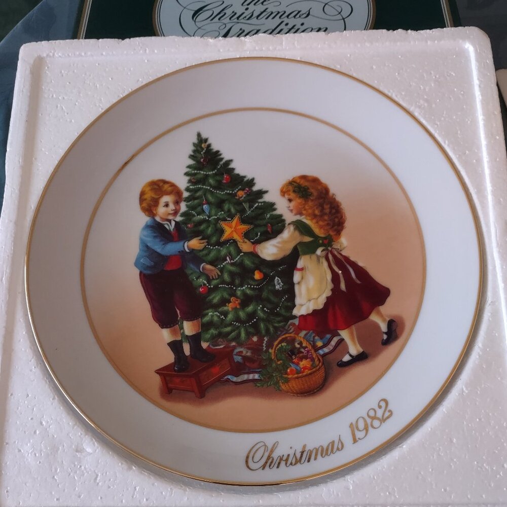 ** 2/$20!!!!  Collectible Christmas plate 1982. Exc condition,box slightly worn.
